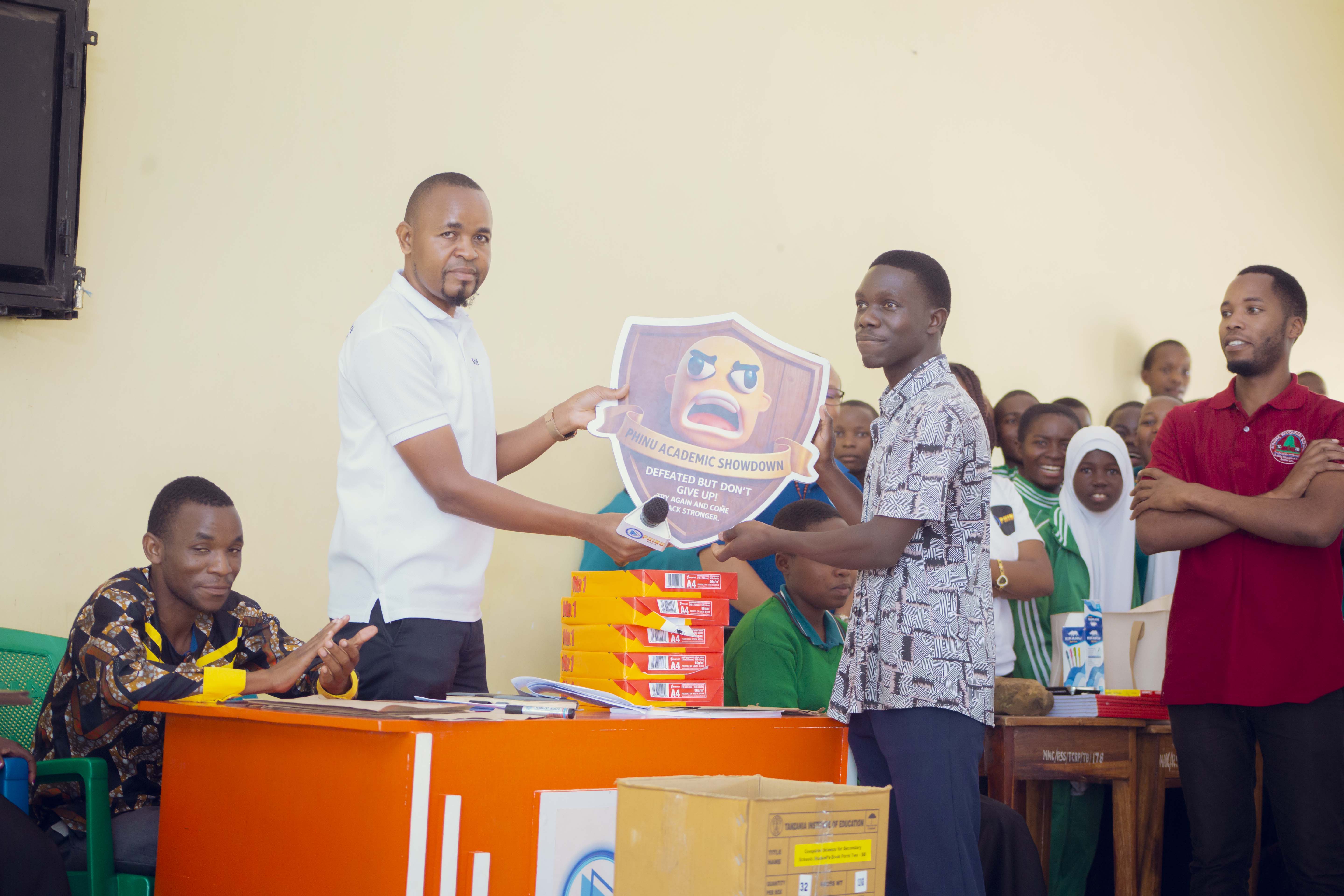 RUNGWA SEKONDARI YAIBUKA KIDEDEA MASHINDANO YA PHINU ACADEMIC SHOWDOWN, CRDB BANK YAMWAGA ZAWADI KWA MSHINDI