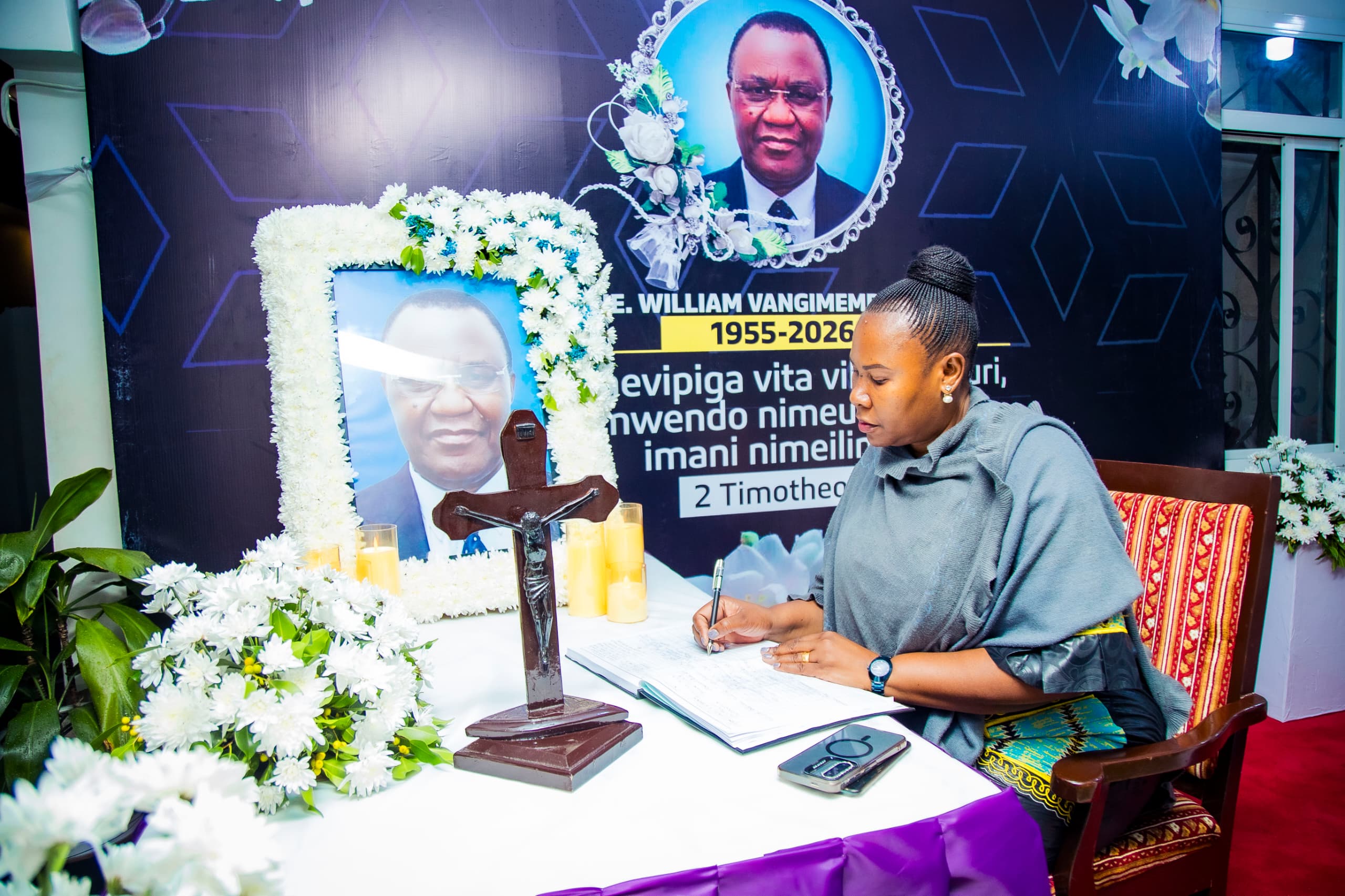 JANETH PETER PINDA ASAINI KITABU CHA MAOMBOLEZO KATIKA MSIBA WA MHE LUKUVI