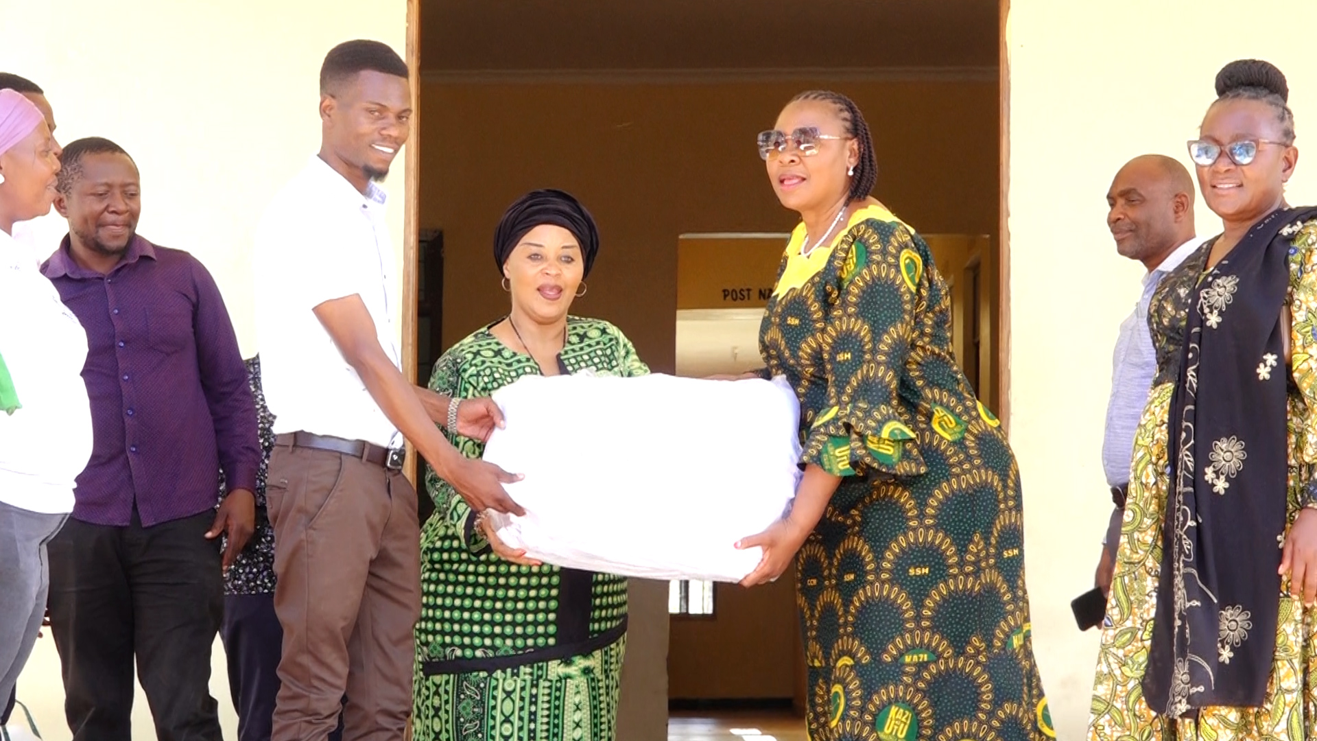 ZIARA YA MHE.JANETH PINDA KATAVI: AKABIDHI MASHUKA 100 HOSPITALI YA MLELE NA KUPOKELEWA KWA SHUKRANI NA MKURUGENZI MDEMU